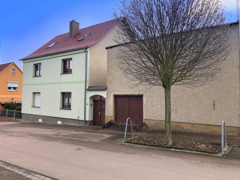Solides Wohnhaus mit großzügiger Wohnfläche und Garten !